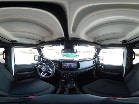 Used 2025 Jeep Wrangler Unlimited Sahara AWD/4WD image 42