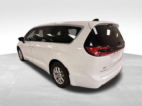 Used 2024 Chrysler Pacifica Touring-L FWD image 9