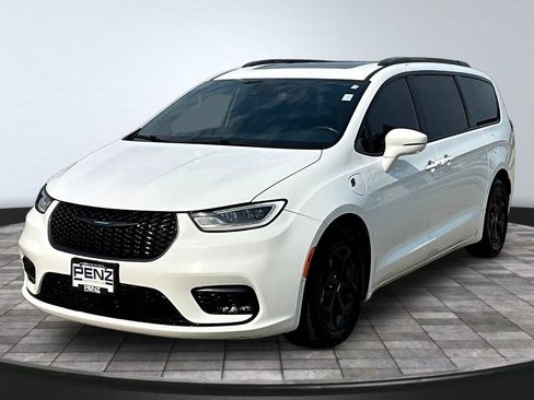 Used 2021 Chrysler Pacifica Limited w/ Uconnect Theater Family Group FWD image 1
