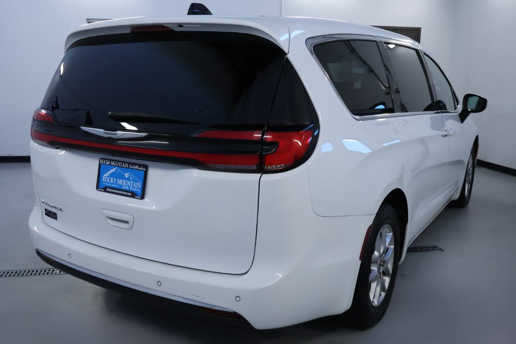 Used 2023 Chrysler Pacifica Touring-L FWD image 7