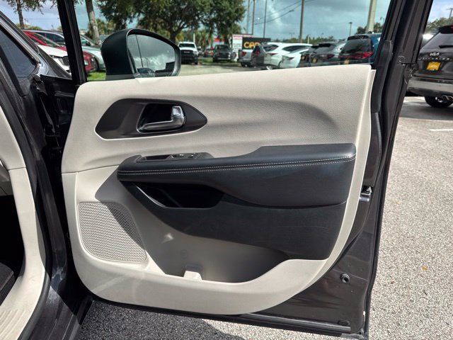 Used 2023 Chrysler Pacifica Touring-L FWD image 13
