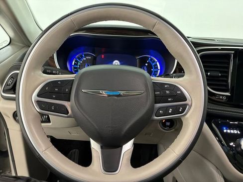 Used 2021 Chrysler Pacifica Limited w/ Premium & Safety Sphere Group FWD image 22