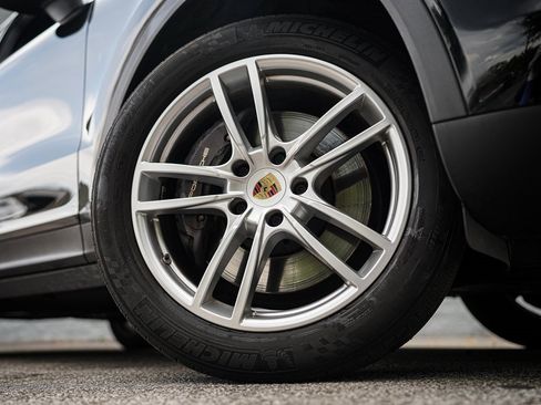 Used 2023 Porsche Cayenne Coupe w/ Premium Package image 18