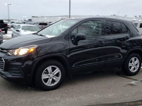 Used 2022 Chevrolet Trax LS w/ Tint and Cruise Package image 4