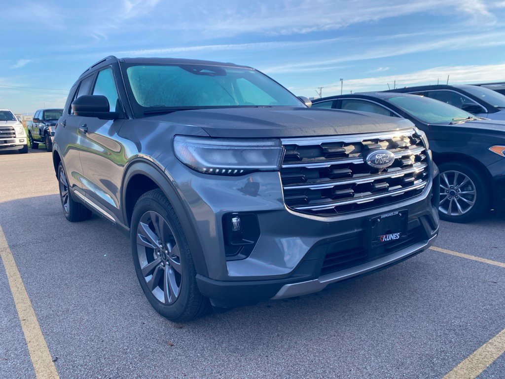 Used 2025 Ford Explorer Active w/ Active Comfort Package AWD/4WD image 2