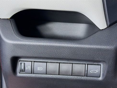 Used 2021 Toyota RAV4 XLE w/ Convenience Package FWD image 15