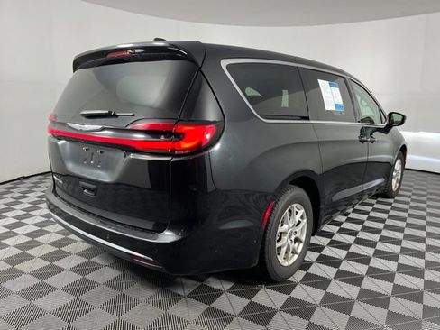 Used 2023 Chrysler Pacifica Touring-L FWD image 12