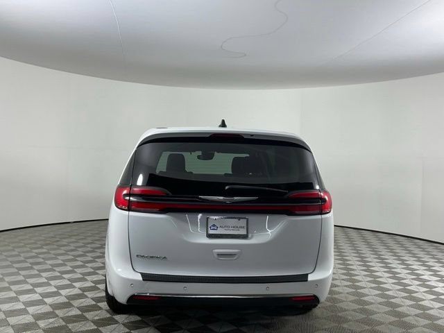 Used 2023 Chrysler Pacifica Touring-L FWD image 6