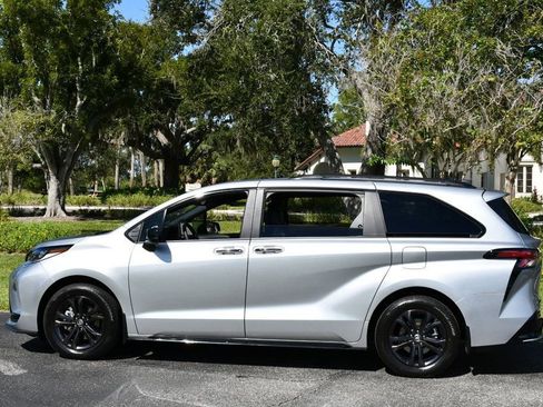 Used 2025 Toyota Sienna XSE image 5