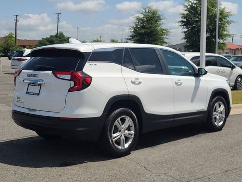 Used 2024 GMC Terrain SLE FWD image 3