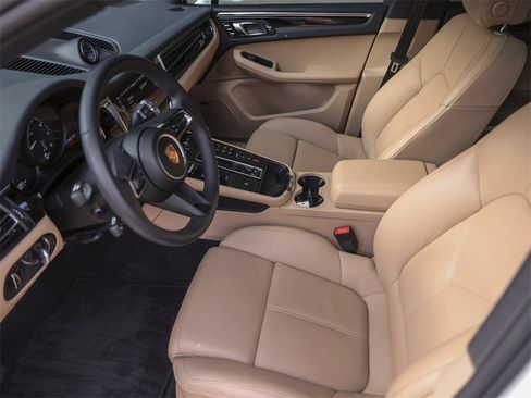 Used 2025 Porsche Macan image 16