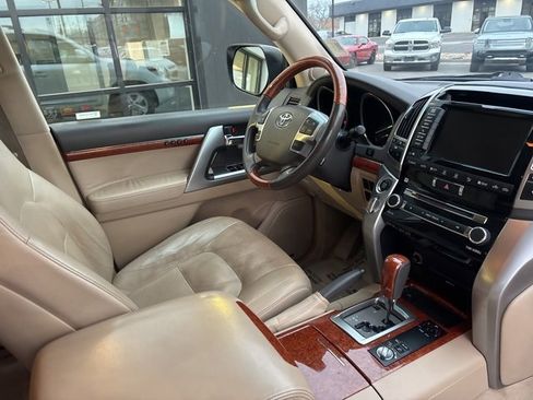 Used 2015 Toyota Land Cruiser image 12