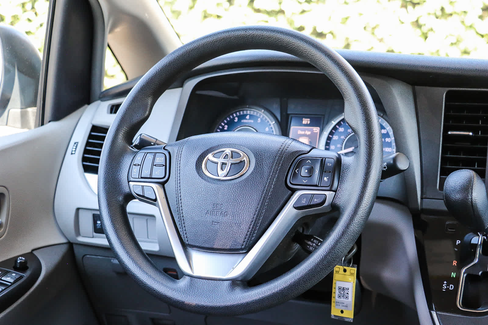 Used 2018 Toyota Sienna LE w/ Carpet Mat Package FWD image 16