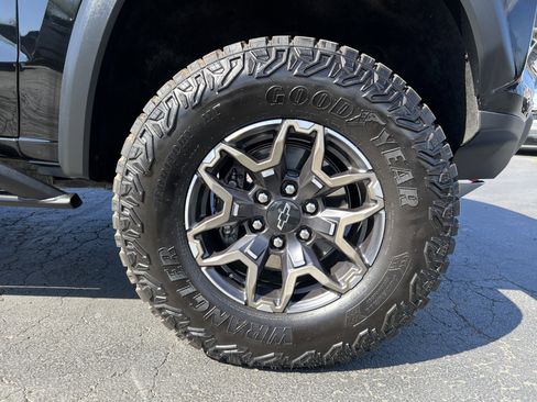 Used 2026 Chevrolet Colorado ZR2 w/ Technology Package AWD/4WD image 11