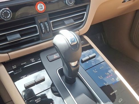 Used 2025 Porsche Macan image 16