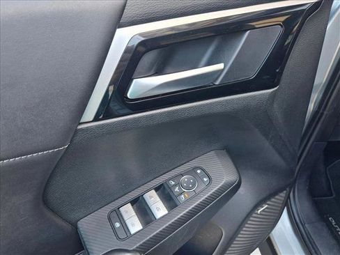 Used 2025 Mitsubishi Outlander SE image 12