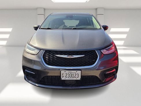 Used 2023 Chrysler Pacifica Touring-L image 2