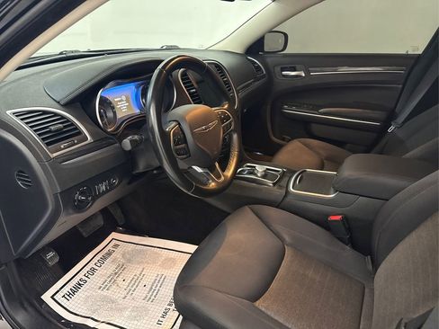 Used 2018 Chrysler 300 Touring w/ Driver Convenience Group RWD image 9