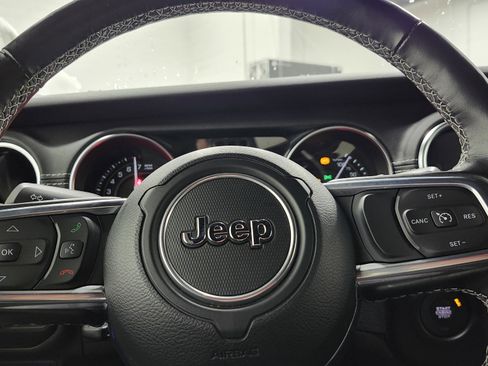 Used 2022 Jeep Wrangler Unlimited Sahara w/ Cold Weather Group AWD/4WD image 27