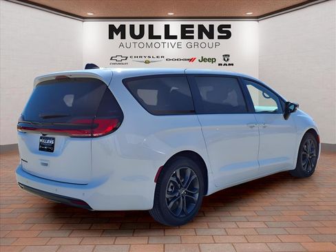 New 2026 Chrysler Pacifica Select image 5