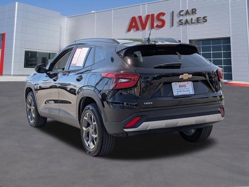 Used 2025 Chevrolet Trax LT w/ LT Convenience Package image 9