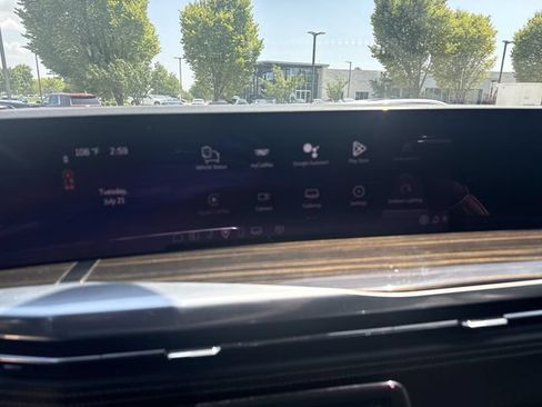 Used 2025 Cadillac Escalade Premium Luxury AWD/4WD image 17