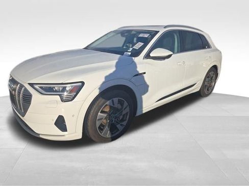 Used 2021 Audi e-tron Premium Plus w/ Premium Plus Package image 3