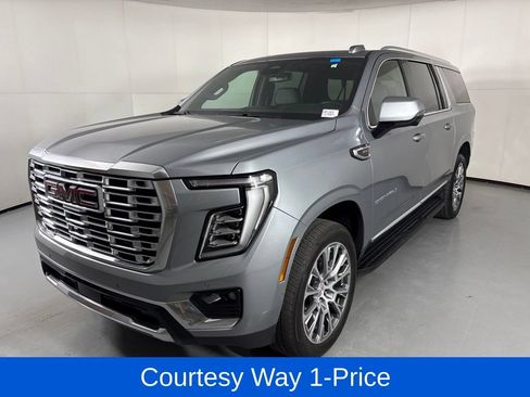 Used 2025 GMC Yukon XL Denali AWD/4WD image 5