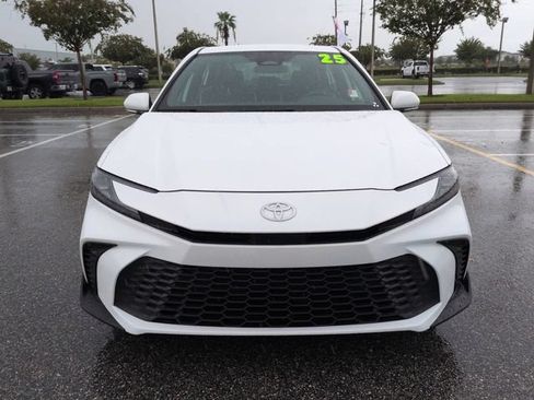 Used 2025 Toyota Camry SE FWD image 9