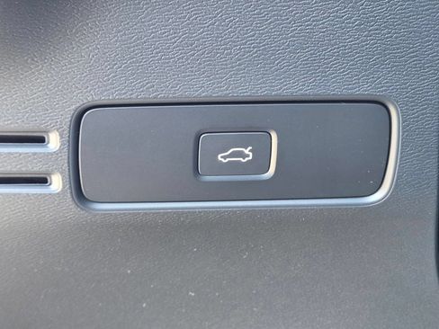 Certified 2025 Volvo XC40 B5 Core AWD/4WD image 32