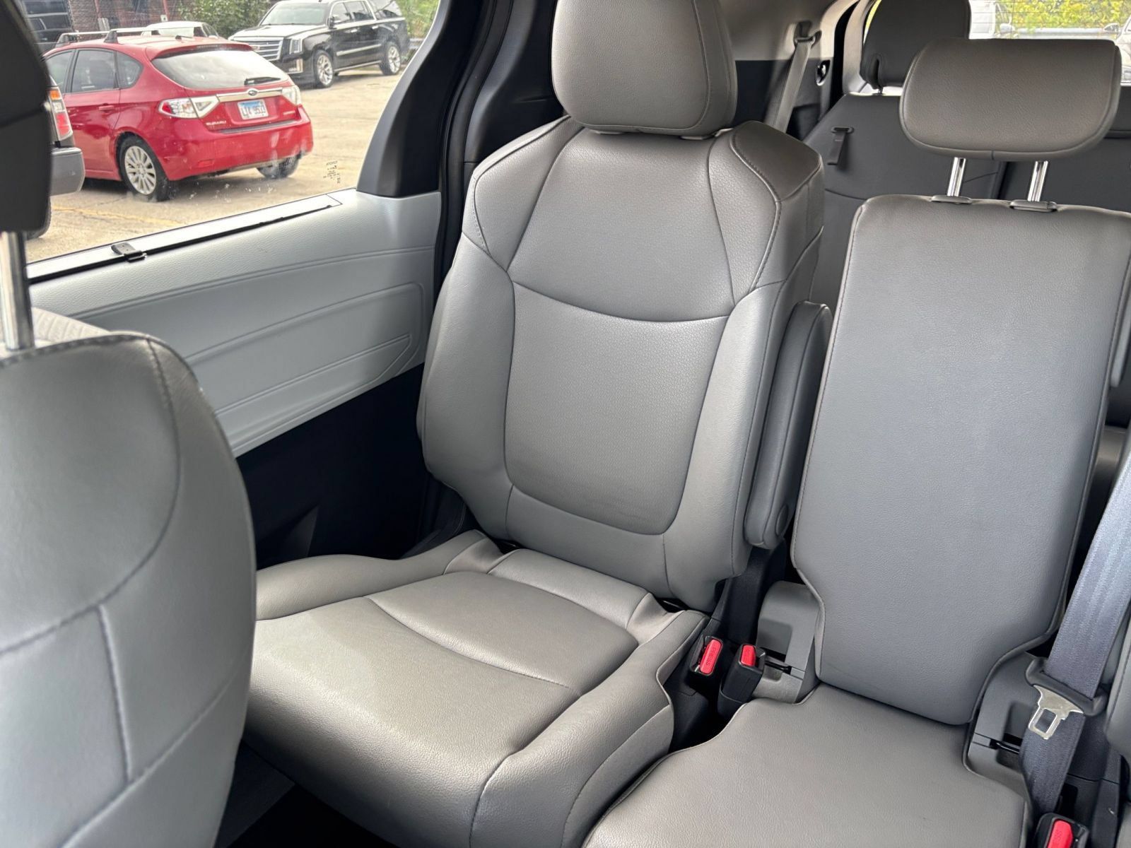 Used 2025 Toyota Sienna XLE FWD image 41