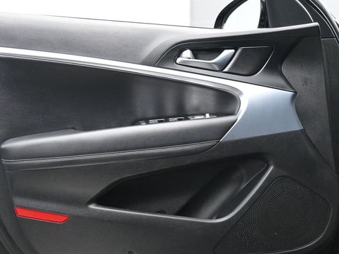 Used 2023 Genesis G70 2.0T image 9