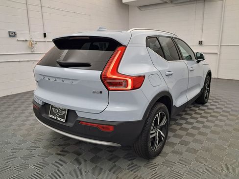 Used 2024 Volvo XC40 B5 Core image 3