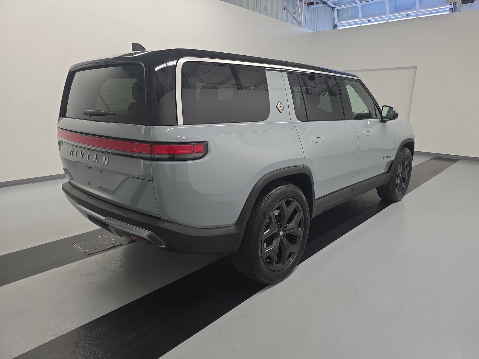 Used 2025 Rivian R1S Adventure Dual AWD/4WD image 5