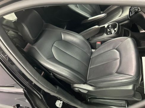 Used 2025 Chrysler Pacifica Select image 26