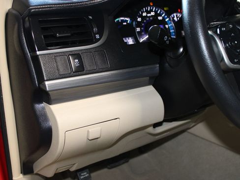 Used 2013 Toyota Camry LE FWD image 18