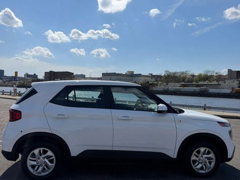 Used 2024 Hyundai Venue SE FWD image 12
