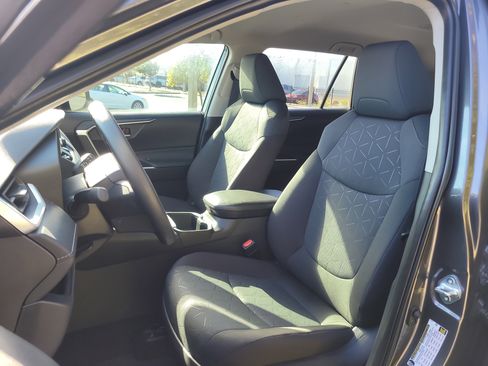 Used 2025 Toyota RAV4 XLE image 20