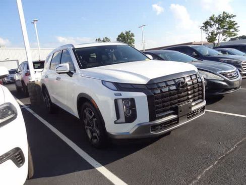 Used 2023 Hyundai Palisade SEL w/ Premium Package AWD/4WD image 3