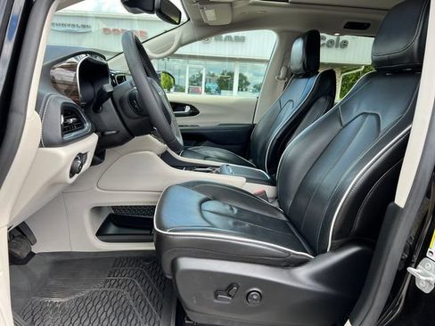 Used 2024 Chrysler Pacifica Limited FWD image 4