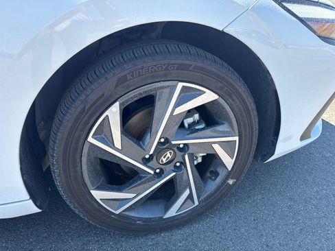 Used 2025 Hyundai Elantra Limited FWD image 12