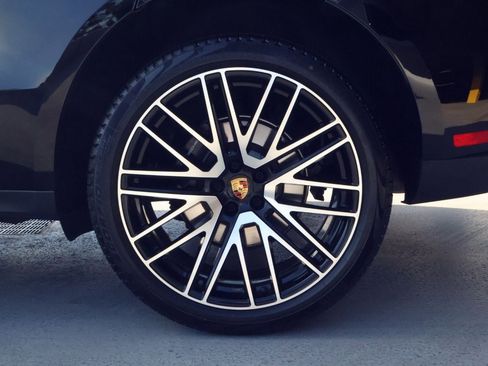 Certified 2025 Porsche Macan image 27