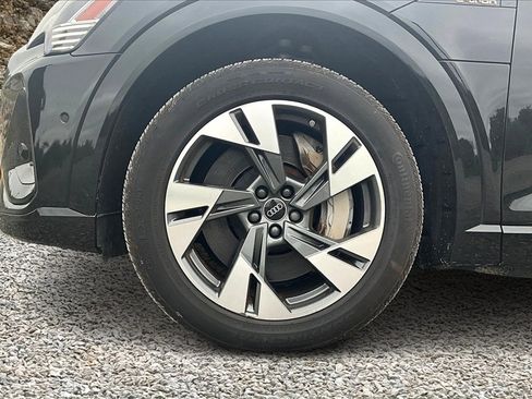 Used 2022 Audi e-tron Premium Plus w/ Premium Plus Package image 9