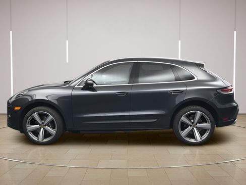 Certified 2024 Porsche Macan AWD/4WD image 2