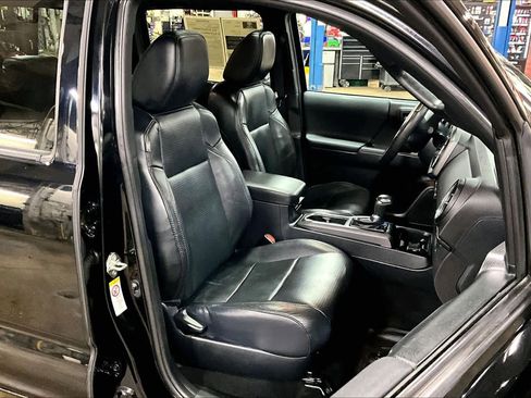 Used 2019 Toyota Tacoma TRD Sport image 8