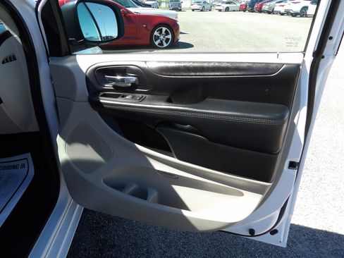 Used 2019 Dodge Grand Caravan SE FWD image 15