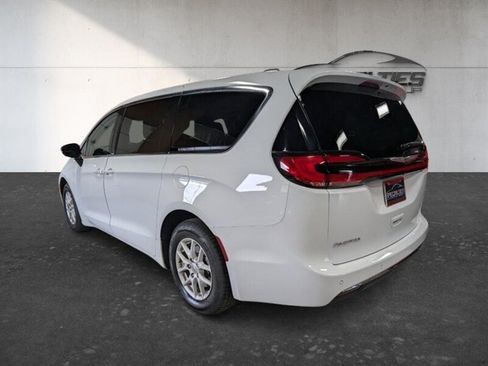 Used 2024 Chrysler Pacifica Touring-L FWD image 8