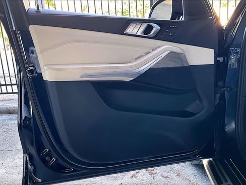 Used 2022 BMW X7 xDrive40i w/ Premium Package image 21