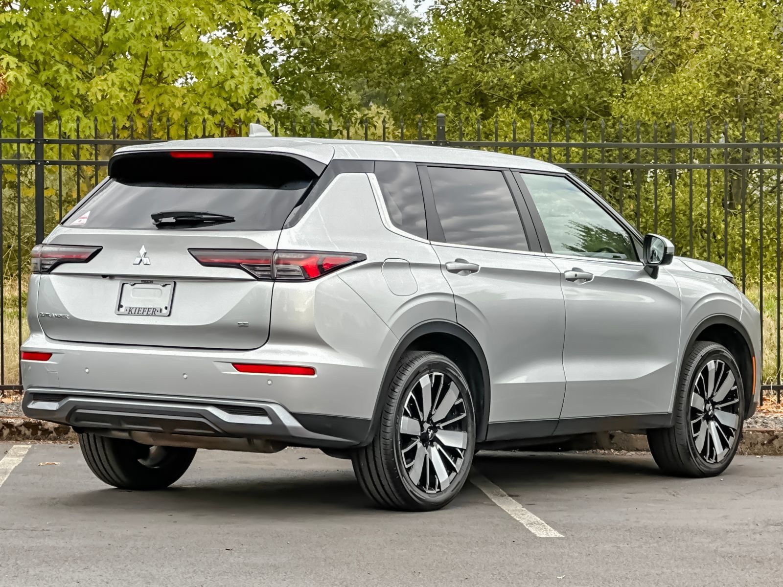 Used 2025 Mitsubishi Outlander SE FWD image 3