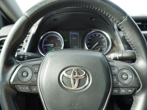 Used 2020 Toyota Camry SE w/ Sunroof Package image 23